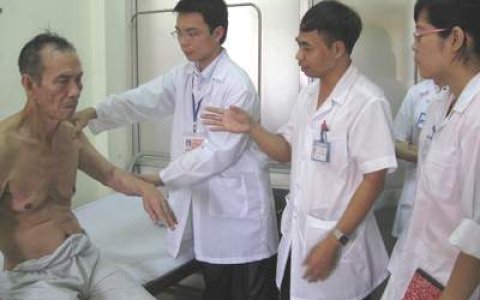 Đoàn tình nguyện viên của trường học viện  y dược học cổ truyền trung ương đến khám và chữa bệnh miễn phí tại trạm y tế xã Vạn Xuân